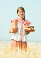 Почтовая открытка Девушка в поле